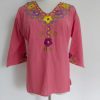 Blusa flores coral bordada a mano