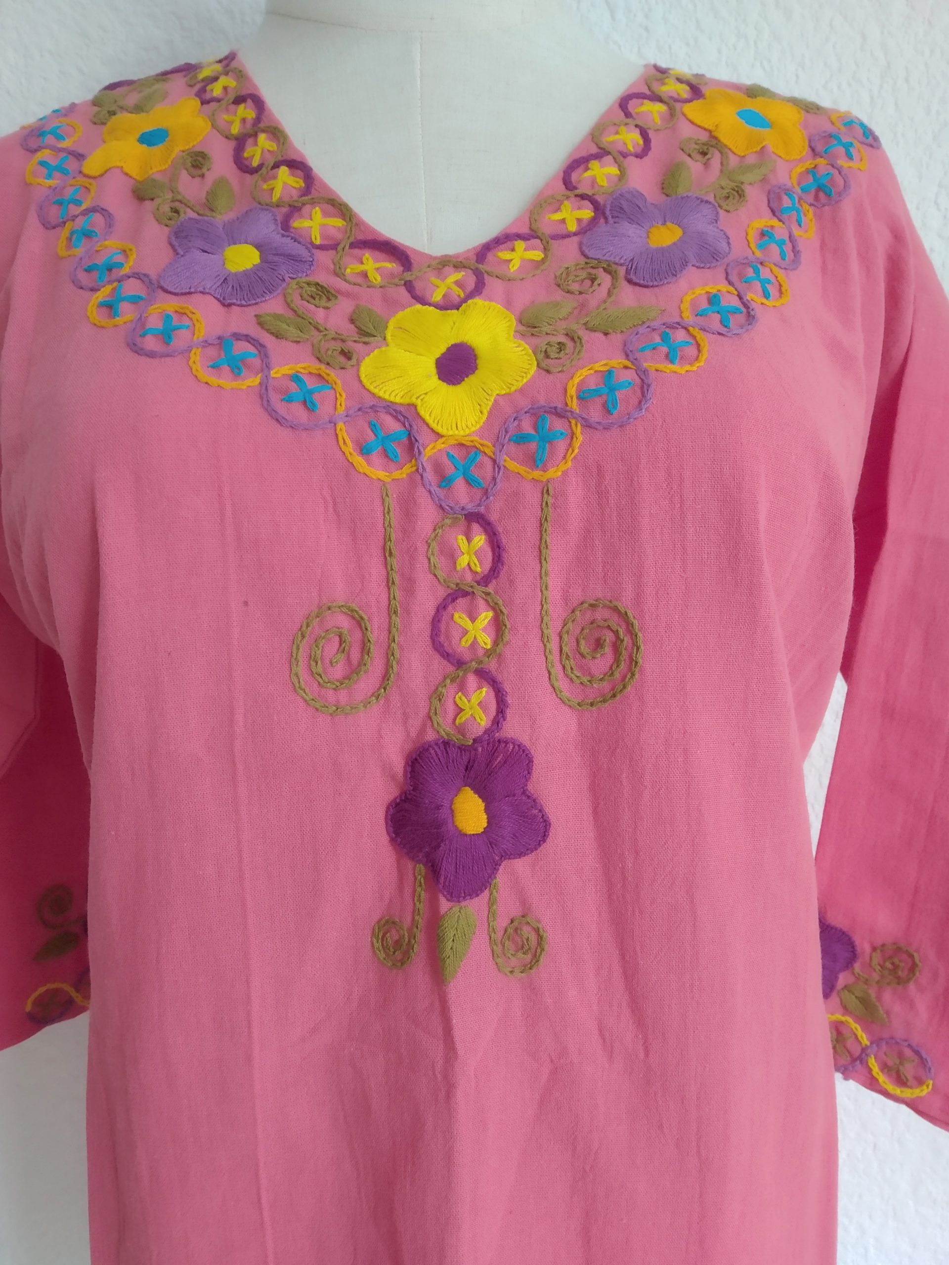 Blusa flores coral bordada a mano - Imagen 2