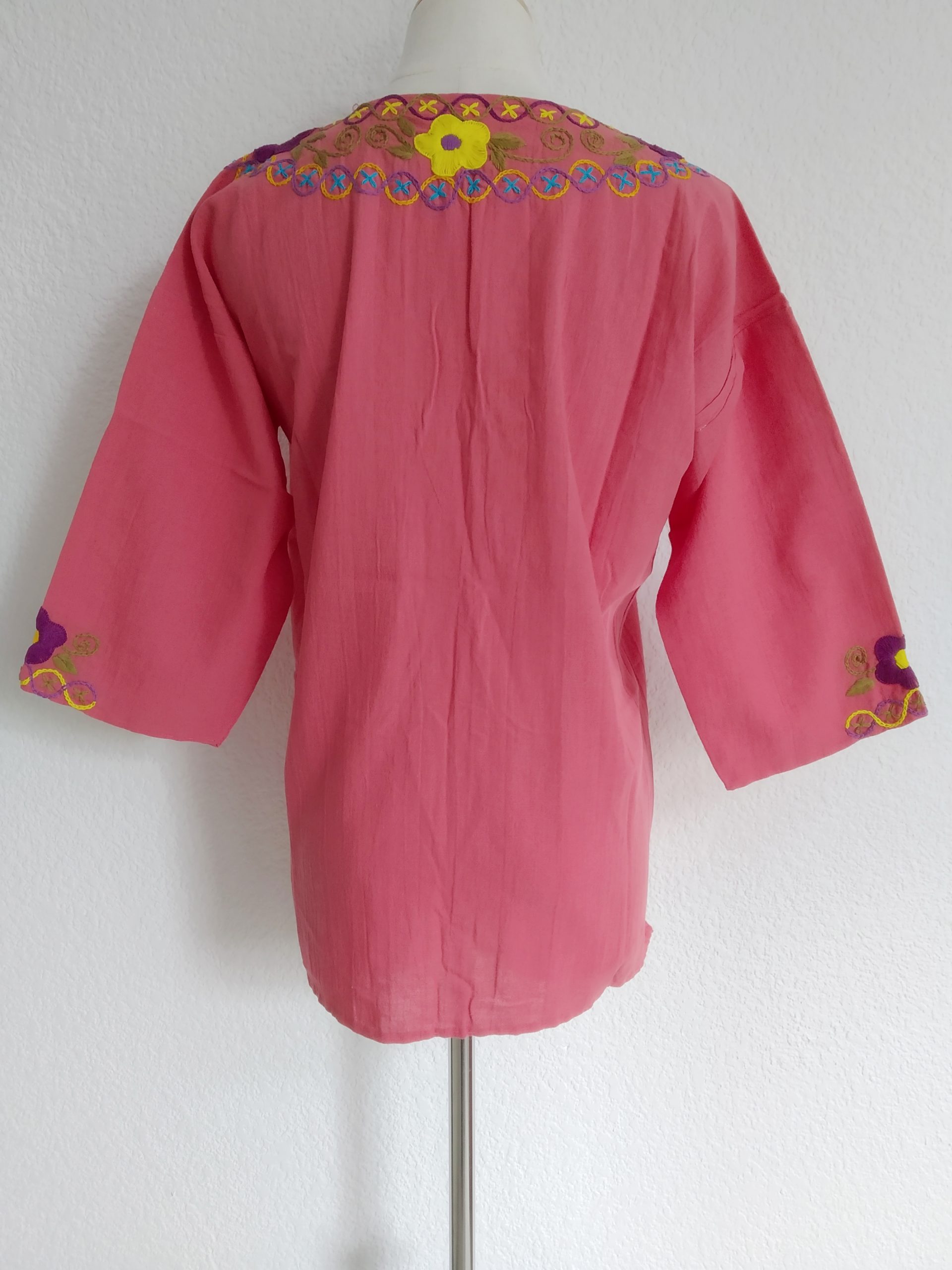 Blusa flores coral bordada a mano - Imagen 3
