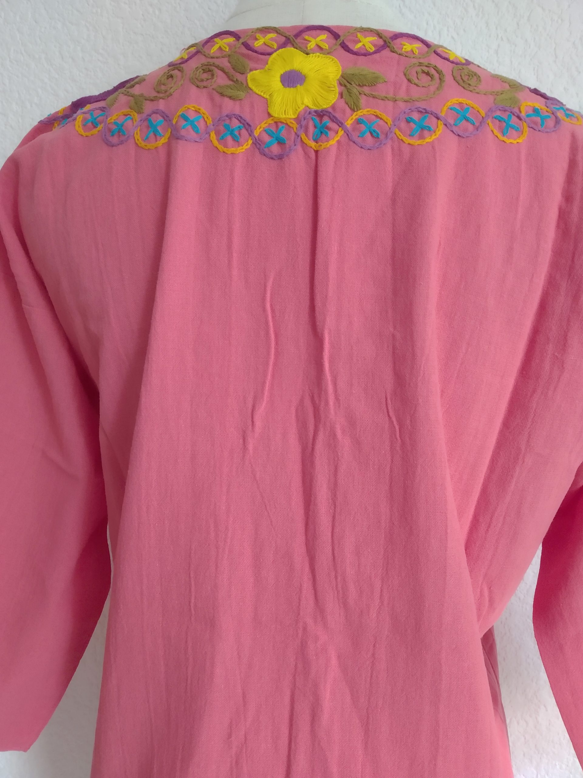 Blusa flores coral bordada a mano - Imagen 4