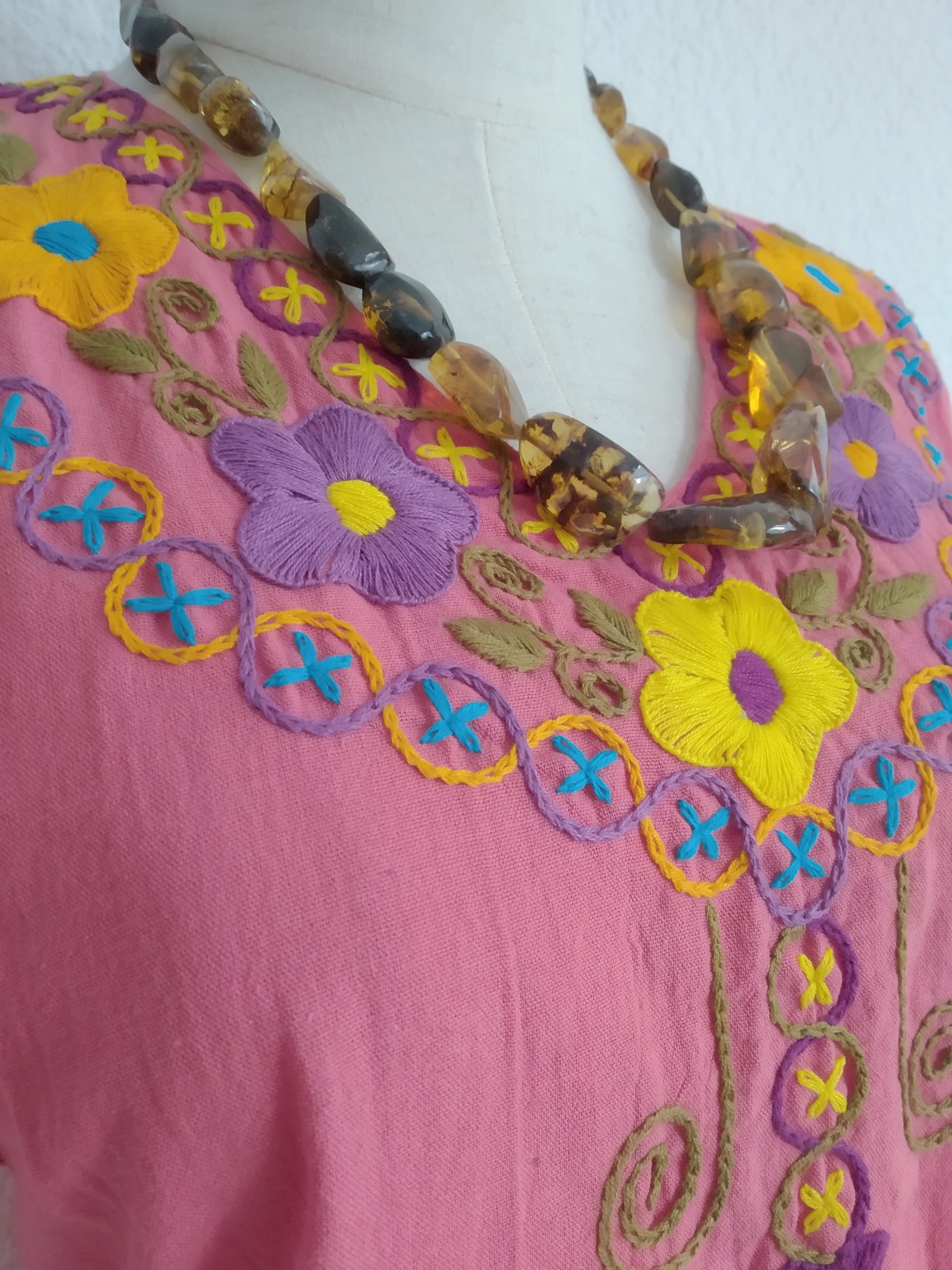 Blusa flores coral bordada a mano - Imagen 6