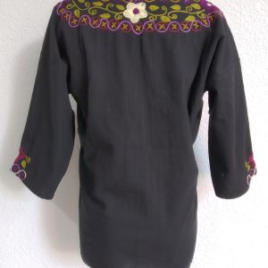 Blusa flores negra bordada a mano - Manos de colores