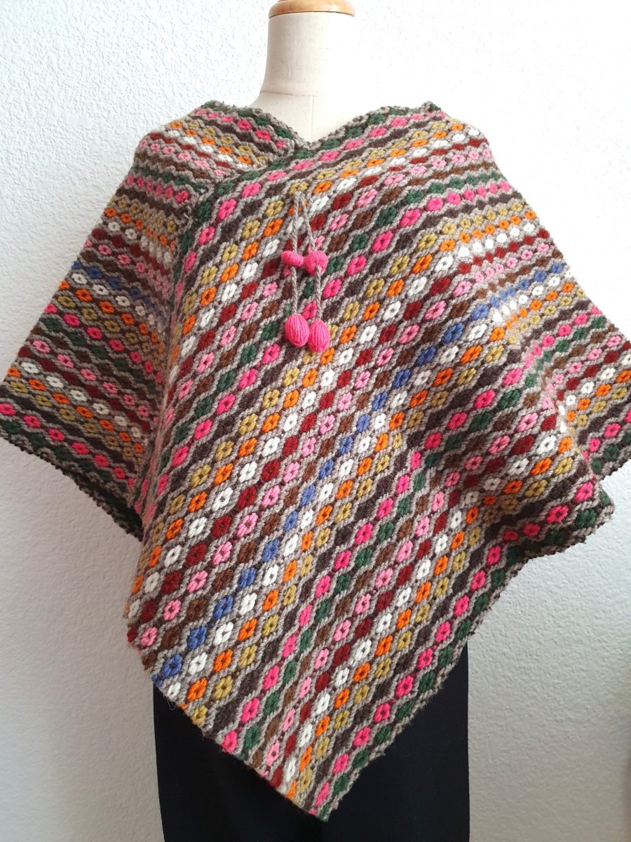 Suave quexquémetl o mañanita colorida de lana