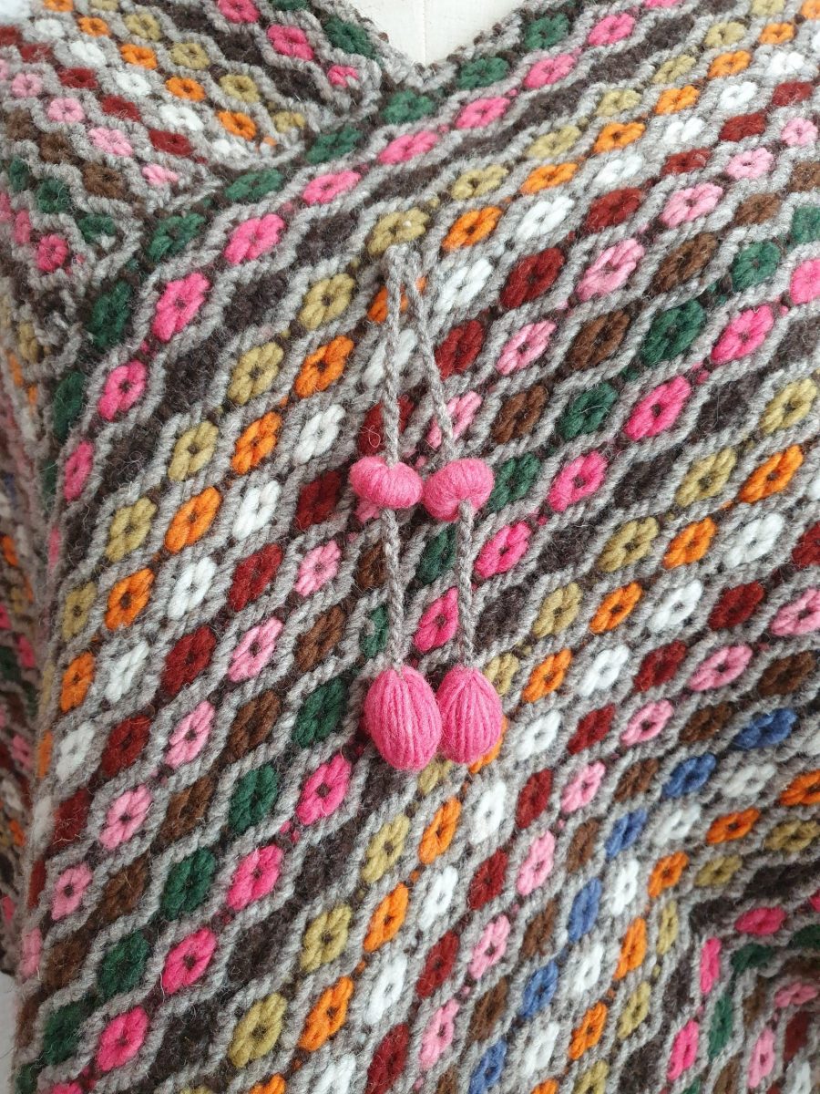 Suave quexquémetl o mañanita colorida de lana - Imagen 3