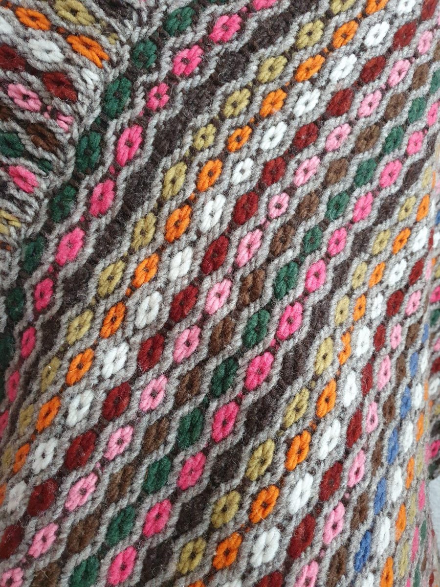 Suave quexquémetl o mañanita colorida de lana - Imagen 4