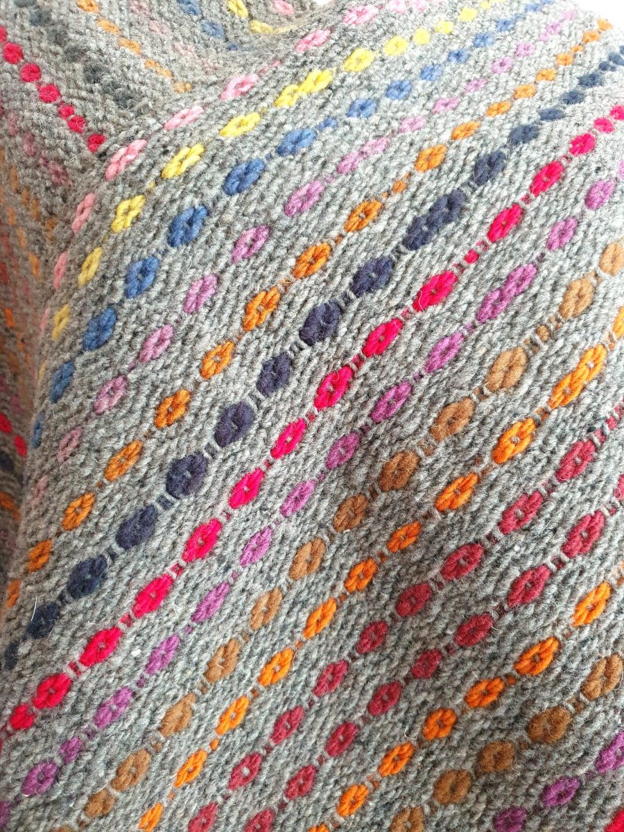 Suave quexquémetl o mañanita colorida de lana - Imagen 4