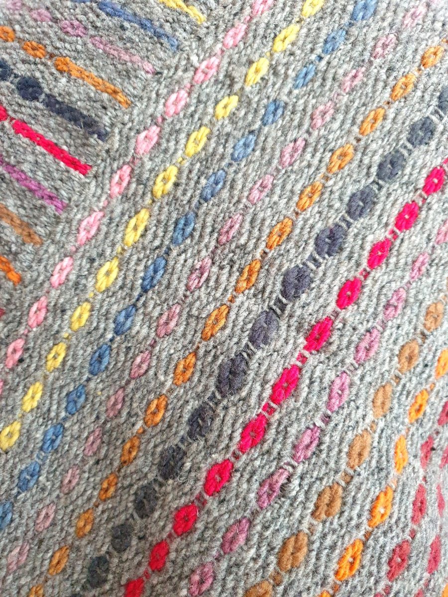 Suave quexquémetl o mañanita colorida de lana - Imagen 3