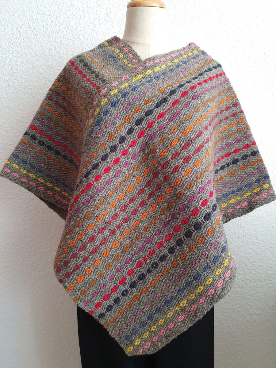 Suave quexquémetl o mañanita colorida de lana