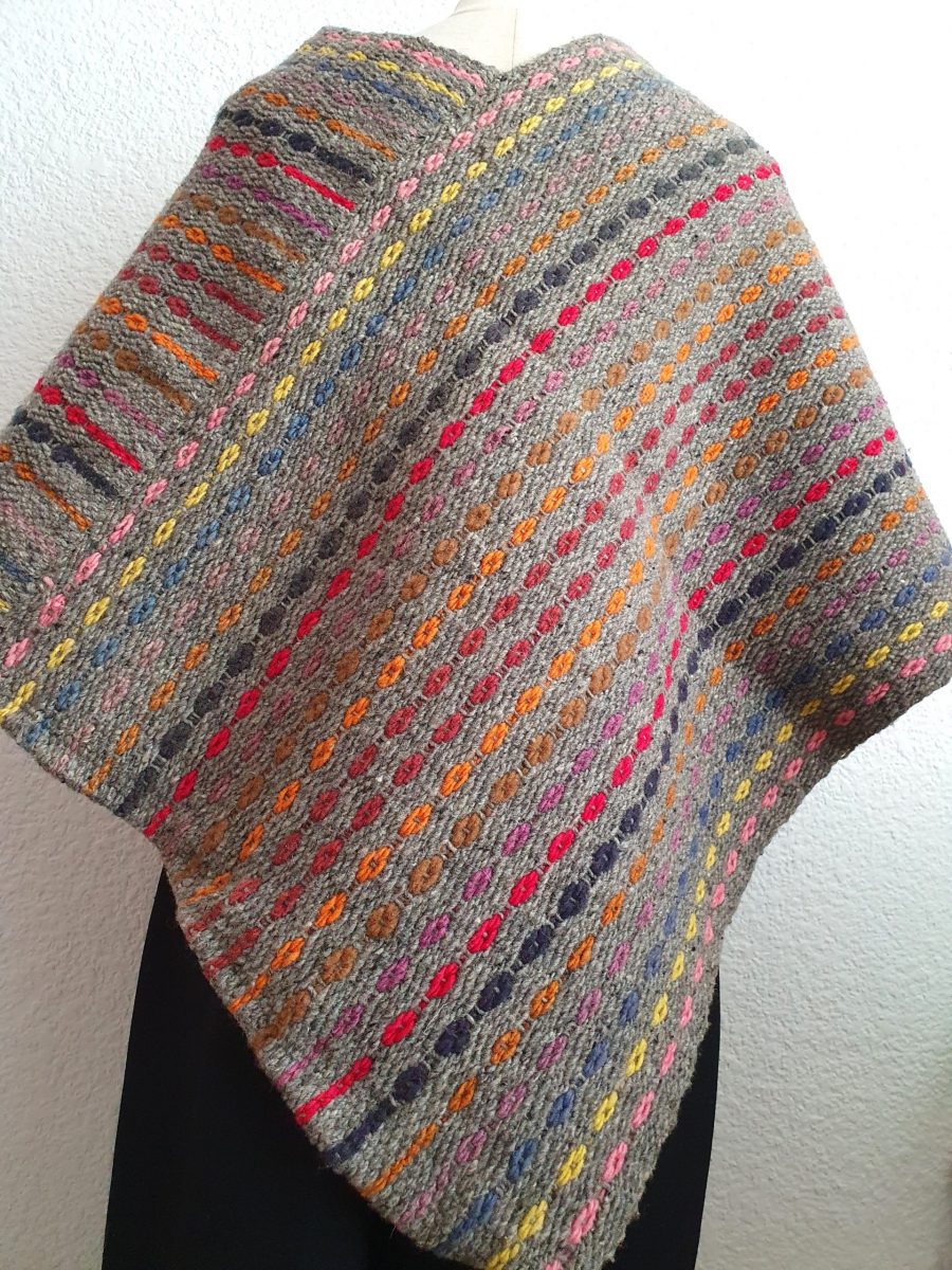 Suave quexquémetl o mañanita colorida de lana - Imagen 2