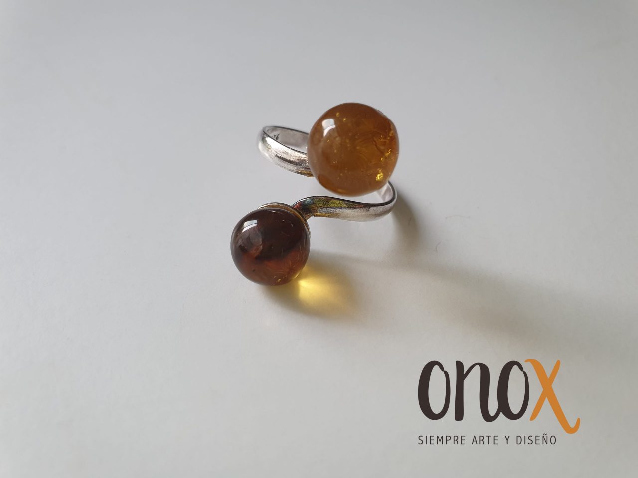 Anillo dos esferas ámbar claro