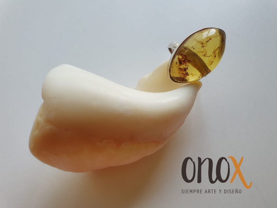 Anillo ámbar óvalo