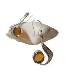 Alternative view of Aretes de ámbar color caramelo modelo enjambre plata